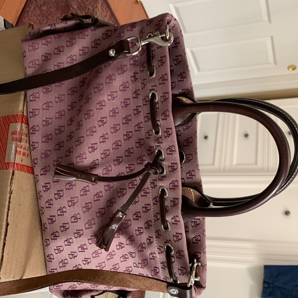 Dooney& Bourke monogram wine satchel with shoulder strap. Never carried - Picture 4 of 7